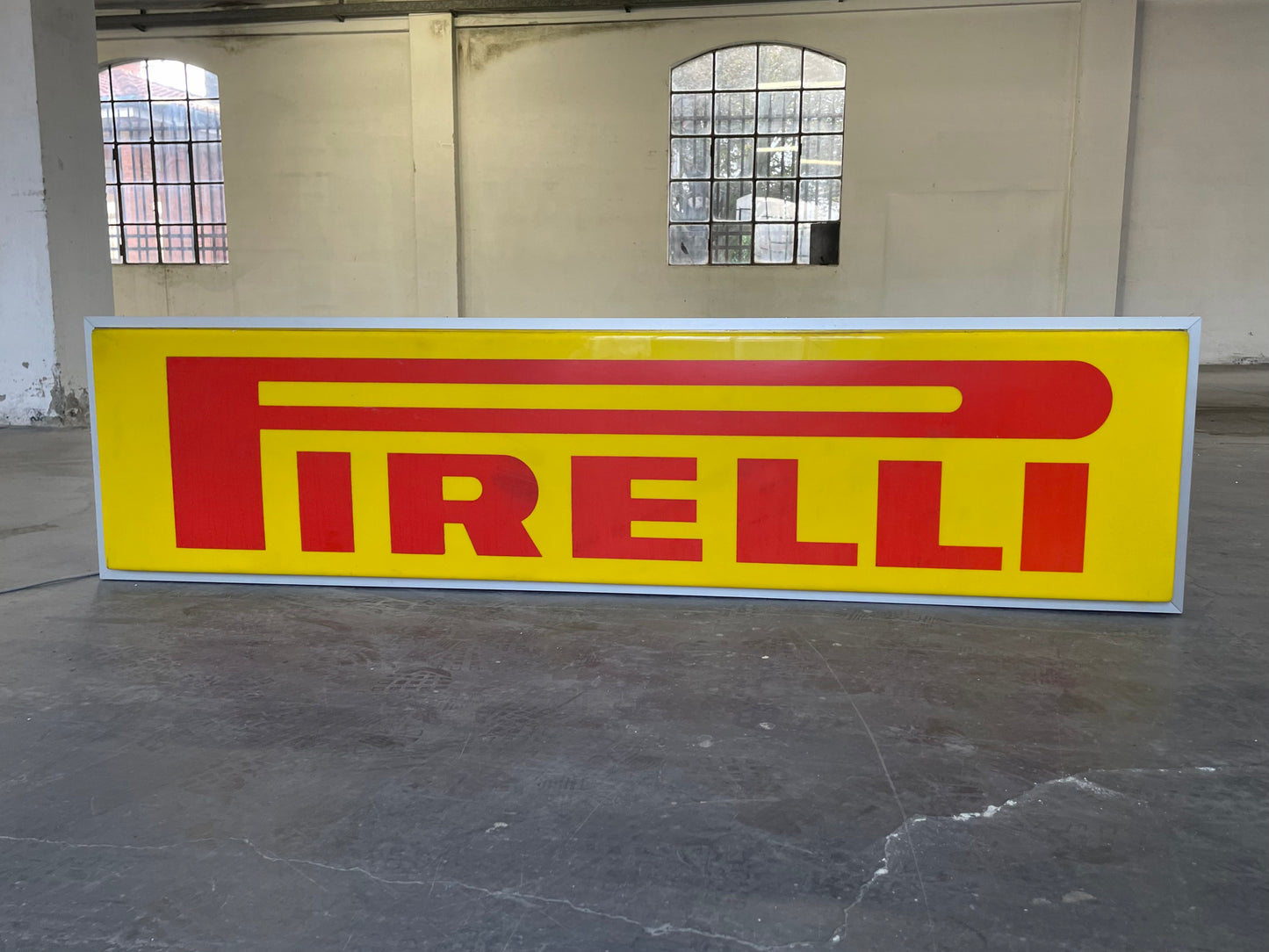 Insegna luminosa Pirelli