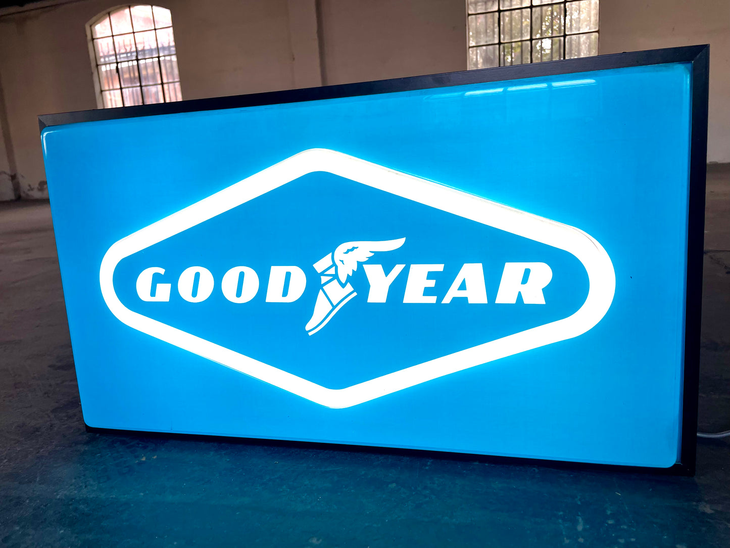 Insegna luminosa Goodyear